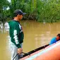 Personel Basarnas dibantu warga mencari wanita diterkam buaya di Sungai Indragiri. (Liputan6.com/Dok Basarnas Pekanbaru/M Syukur)