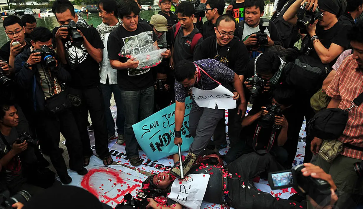 Sejumlah insan pers menggelar aksi solidaritas wartawan di Bundaran HI, Jakarta, Jumat (14/11/2014). (Liputan6.com/Johan Tallo)