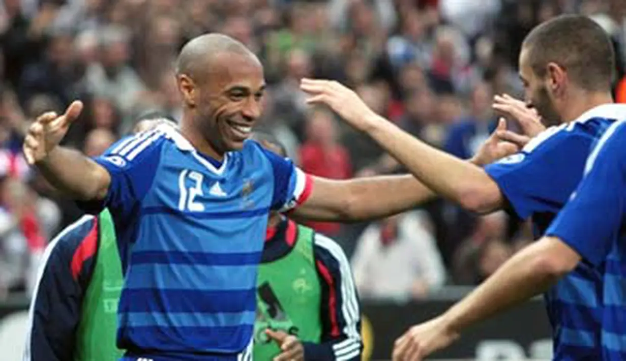 French forward Thierry Henry celebrates after scoring a second goal during the friendly match France vs Tunisia on October 14, 2008 at Stade de France in Saint-Denis. AFP PHOTO/JACQUES DEMARTHON 