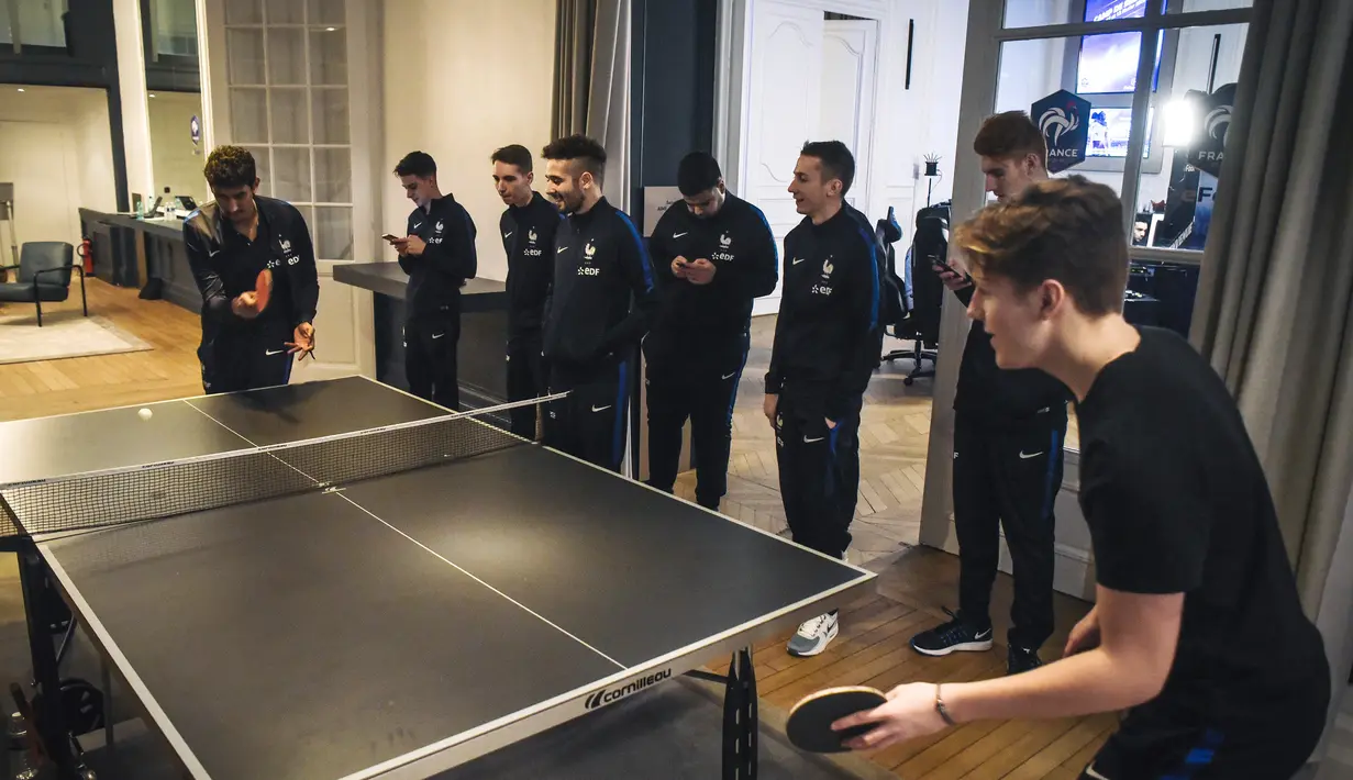 Terdapat hiburan untuk para atlet e-sports antara lain adalah meja untuk bermain tenis meja. (AFP/Lucas Barioulet)