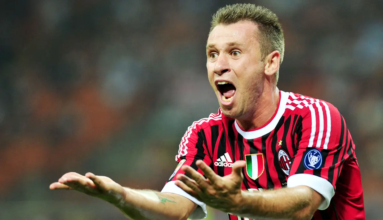 Antonio Cassano - Penyerang kontroversial ini berlabuh ke AC Milan pada Januari 2011 dari Sampdoria. Namun pada bursa transfer musim panas 2012, Milan menjual Cassano ke Inter Milan yang melibatkan Giampaolo Pazzini. (AFP/Giuseppe Cacace)
