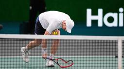 Petenis Skotlandia, Andy Murray, mematahkan raketnya setelah ditaklukkan petenis Australia, Alex De Minaur, pada laga Paris Masters di Accor Arena, Paris, Senin (30/10/2023). Murray takluk dengan skor 7-6, 4-6, dan 7-5. (AFP/ Dimitar Dilkoff)