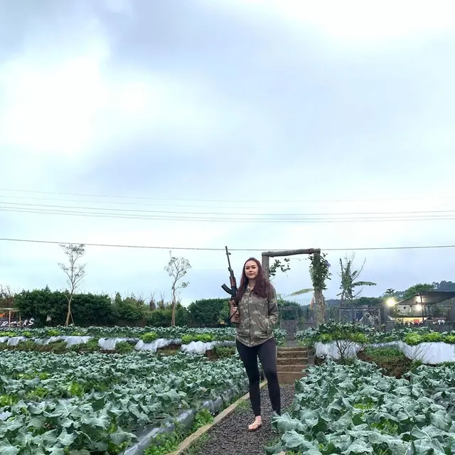 6 Momen Liburan Aura Kasih di Kebun Bawa Senapan Ini Jadi Sorotan