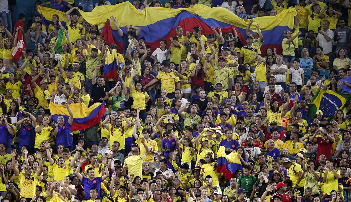 Suporter Kolombia memberikan dukungan saat melawan Brasil pada laga persahabatan di Stadion Hard Rock, Florida, Jumat (6/9). Kedua negara bermain imbang 2-2. (AFP/Rhona Wise)