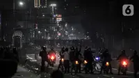 Massa berkumpul saat aparat kepolisian berupaya membubarkan mereka di kawasan Harmoni, Jakarta, Kamis (8/10/2020). Polisi berhasil membubarkan unjuk rasa ricuh yang dilakukan massa penolak UU Cipta Kerja dengan tembakan gas air mata dan watercanon. (merdeka.com/Iqbal S. Nugroho)