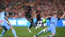 Penyerang Arsenal, Theo Walcott, berusaha membobol gawang Sydney FC pada laga persahabatan di Stadion ANZ, Sydney, Kamis (13/7/2017). Arsenal menang 2-0 atas Sydney FC. (EPA/Dan Himbrechts)