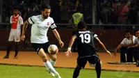 Pemain Indonesia All Star, TA Musafri mencoba menahan laju serangan JS & Friends yang dibangun mantan pemain Juventus, Gianluca Zambrotta di Stadion GBK Jakarta, (2/6/2014). (Liputan6.com/Helmi Fithriansyah)