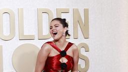 Selena Gomez muncul dengan mengenakan atasan merah delima Giorgio Armani Privé yang indah dengan bordiran kristal hitam dan rok asimetris. (Michael TRAN / AFP)