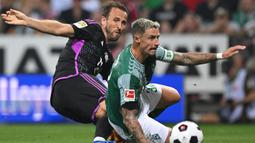 Marco Friedl (kanan) menjadi kapten tim termuda kelima di liga top Eropa musim 2023/2024 bersama Werder Bremen di Liga Jerman. Saat ini pemain yang berposisi sebagai bek tengah dan telah membela Werder Bremen sejak awal musim 2019/2020 baru berusia 25 tahun, 6 bulan dan 20 hari. Ia mulai dipercaya menjabat kapten Werder Bremen sejak awal muism 2022/2023. (AFP/Ina Fassbender)