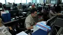Sejumlah Pegawai Negeri Sipil (PNS) melakukan aktivitas di kantor Balai Kota DKI, Jakarta, Rabu (22/7/2015). Hari ini adalah hari pertama masuk kerja di lingkungan Pemerintah Daerah Jakarta pasca cuti bersama Idul Fitri 1436H. (Liputan6.com/Johan Tallo)