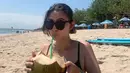 Aliyah Faizah, pemeran Lola di sinetron Tukang Ojek Pengkolan ini beberapa waktu lalu sedang berlibur ke Bali. Aliyah mengunjungi beberapa pantai yang indah selama berada di sana. Kekasih Bayu Skak ini terlihat begitu menikmati minum air kelapa saat berada di pantai. (Liputan6.com/IG/aliyah.faizah)