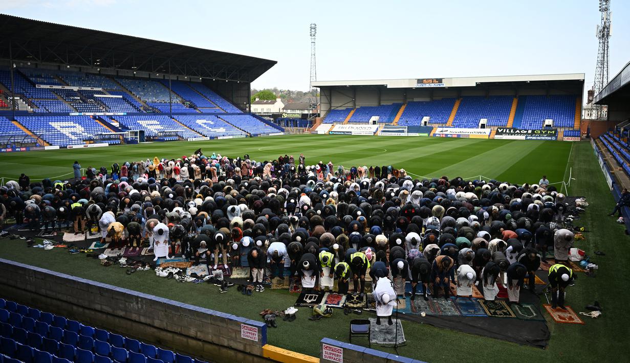 Klub Liga Inggris, Tranmere Rovers yang dimiliki oleh pengusaha asal Indonesia menggelar salat Idul Fitri 1444 Hijriah yang diikuti oleh 700 jamaah. Seperti apa penampakannya? (AFP/Paul Ellis)