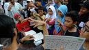 Anak-anak ikut berlatih bahasa isyarat saat sosialisasi di Car Free Day (CFD), Jakarta, Minggu (11/9). Sosialisasi belajar bahasa isyarat untuk mengkampanyekan penggunaan bahasa isyarat dalam dialog para penyandang tuna rungu. (Liputan6.com/Faizal Fanani)