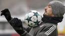 Bek Bayern Munchen, Mats Hummels, mengontrol bola saat latihan di Munchen, Senin (4/12/2017). Munchen bersiap jelang laga big match Liga Champions melawan PSG. (AFP/Guenter Schiffmann)