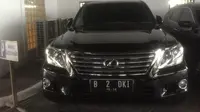 Saat terakhir menggunakan mobil dinas, Djarot memasang pelat B 1962 RFK. Sedangkan, Ahok menggunakan B 1966 RFS. (Liputan6.com/Delvira Chaerani Hutabarat)