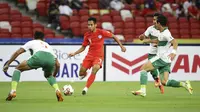 Pemain Singapura Nazrul Nazari (tengah) menggiring bola melewati para pemain Indonesia pada pertandingan leg pertama semifinal Piala AFF 2020 di National Stadium, Singapura, Rabu (22/12/2021). Pertandingan berakhir imbang 1-1. (AP Photo/Suhaimi Abdullah)