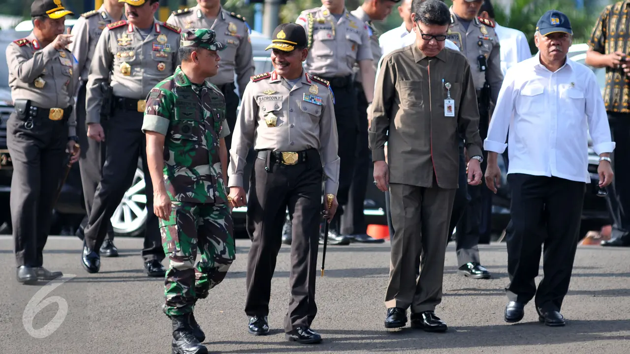 20151223-Siapkan Pengamanan Natal & Tahun Baru, Kapolri Pimpin Apel Operasi Lilin-Jakarta