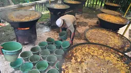 Rata-rata 500 orang akan menerima pembagian masakan kari tradisional ini. (Chaideer Mahyuddin/AFP)