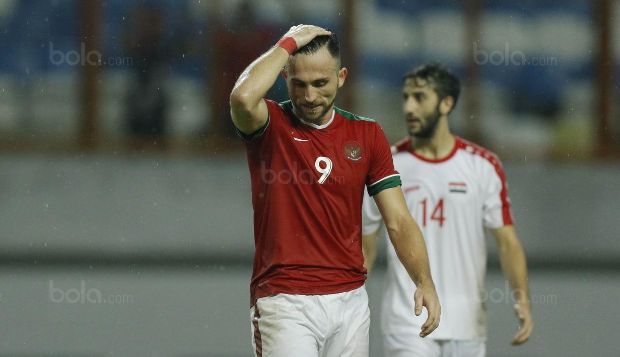 Striker Indonesia, Ilija Spasojevic, tampak kecewa usai gagal mencetak gol ke gawang Suriah U-23 di Stadion Wibawa Mukti, Cikarang, Sabtu (18/11/2017). Indonesia kalah 0-1 dari Suriah U-23. (Bola.com/ M Iqbal Ichsan)