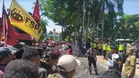 Sejumlah massa menggelar demo dengan membawa tuntutan dari para petani dan masyarakat luas pada Selasa (24/9/2019). (Foto: Liputan6.com/Dian Kurniawan)