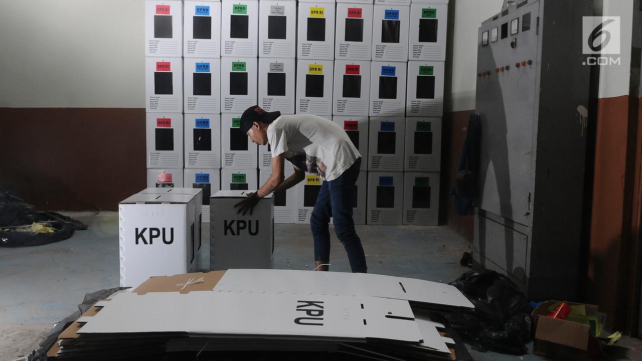 Melihat Perakitan Kotak Suara Pemilu 2019