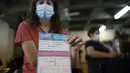 Seorang petugas medis menunjukkan kartu vaksinasinya setelah menerima suntikan vaksin COVID-19 di Buenos Aires, Argentina, 29 Desember 2020. Sebanyak 300.000 dosis vaksin COVID-19 Sputnik V Rusia tiba di Argentina pekan lalu. (Xinhua/Martin Zabala)