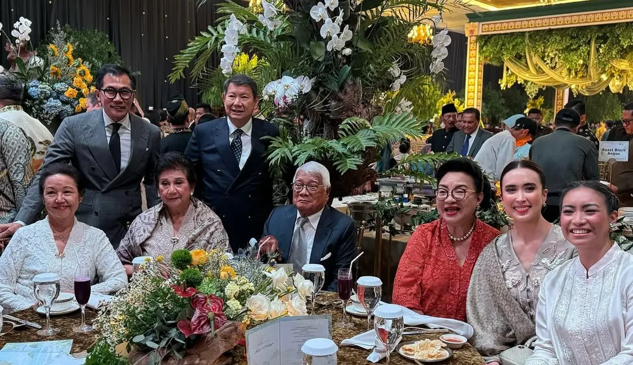 Keponakan Presiden Prabowo, Rahayu Saraswati turut hadir dengan kebaya berkerah tinggi berwarna putih. Dipadu dengan kain batik lilit berwarna dasar putih [@widi.wardhana]