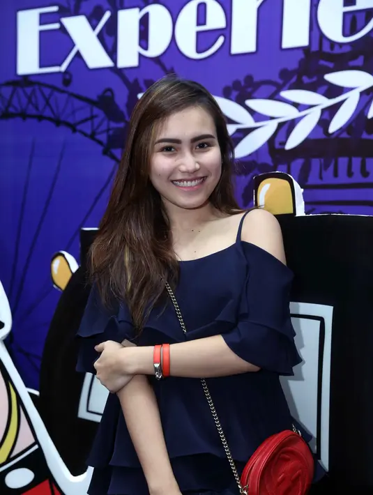 Ayu Ting Ting kini lebih berhati hati memilih calon kekasih, pasalnya ia mengaku mempunyai keinginan memiliki kekasih dari kalangan non selebritis. (Nurwahyunan/Bintang.com)