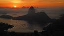 Pemandangan umum gunung Sugarloaf dan teluk Guanabara saat matahari terbit dari Bukit Corcovado di Rio De Janeiro, Brasil, diambil pada 24 Maret 2023. (Photo by Carl DE SOUZA / AFP)