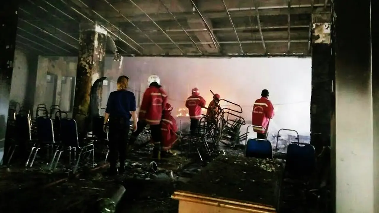 Kantor DPRD Gowa Dibakar