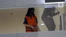 Wakil Direktur PT Adonara Propertindo, Anja Runtuwene usai menjalani pemeriksaan di Gedung KPK, Jakarta, Jumat (20/8/2021). Anja Runtuwene merupakan tersangka dugaan korupsi pengadaan tanah untuk Perumda Pembangunan Sarana Jaya tahun 2019 di Munjul Pondok Ranggon. (Liputan6.com/Helmi Fithriansyah)