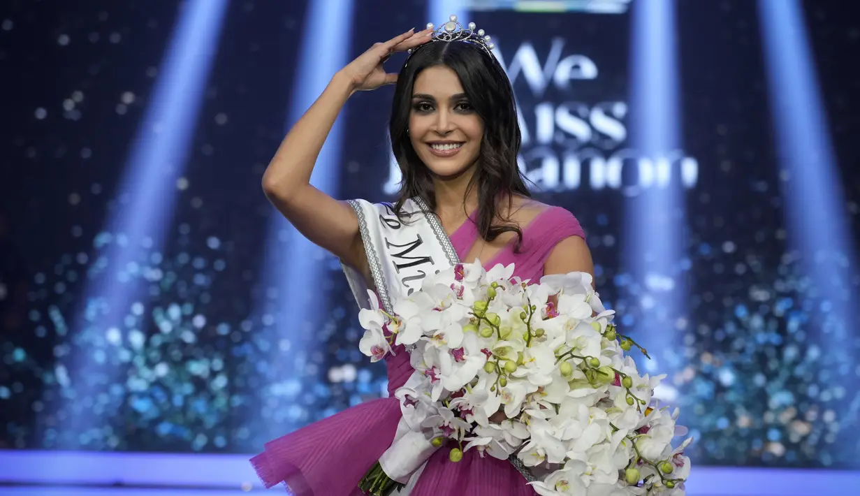 Miss Lebanon Yasmina Zaitoun yang baru dinobatkan memperbaiki mahkotanya setelah terpilih di  Beirut, Minggu (24/7/2022). Yasmina Zaytoun (20) dari Kfarchouba (distrik Hasbaya) merupakan seorang mahasiswa tahun ketiga jurusan jurnalisme di Universitas Notre Dame (NDU). (AP Photo/Bilal Hussein)