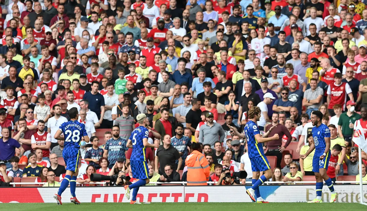 Pemain Chelsea Reece James (kanan) merayakan gol ke gawang Arsenal pada pertandingan Liga Inggris di Emirates Stadium, London, Inggris, 22 Agustus 2021. Chelsea menang 2-0. (JUSTIN TALLIS/AFP)