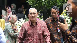 Wakil presiden Indonesia keenam, Try Sutrisno melayat ke kediaman Probosutedjo di Jakarta, Senin (26/3). Probosutedjo meninggal di RSCM pukul 07.05 WIB pagi tadi. (Liputan6.com/Arya Manggala)