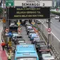 Kepadatan lalu lintas saat penerapan menggunakan kartu e-Toll di gerbang tol Semanggi 2, Jakarta, Selasa (31/10). Mulai hari ini, seluruh gerbang tol di Indonesia secara serentak hanya melayani transaksi non tunai. (Liputan6.com/Angga Yuniar)