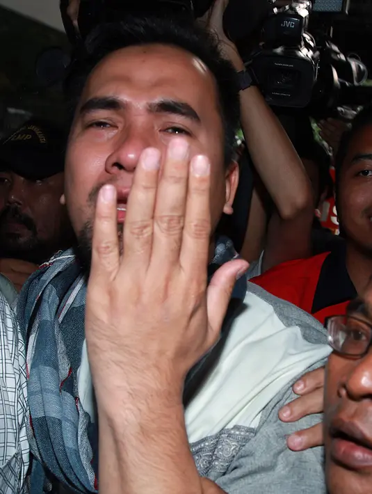 Masih mengenakan baju koko dan mengalungkan sorban kotak-kotak, Ipul sedikit menjawab pertanyaan wartawan "Doakan saja ya.” (Deki Prayoga/Bintang.com)