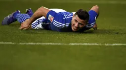 Sead Kolasinac bek FC Schalke 04 terjatuh saat berlaga melawan Borussia Moenchengladbach. (AFP/Patrik Stollarz)