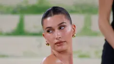 Hailey Bieber Bikin Bra dan Pakaian Dalam Kim Kardashian Ludes dalam Hitungan Jam