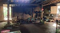 Lebih dari sekadar dapur, pawon adalah jantung kehidupan dan kearifan Jawa. Kenali makna mendalamnya sebagai ruang sakral yang merekatkan keluarga, kini terancam modernisasi.