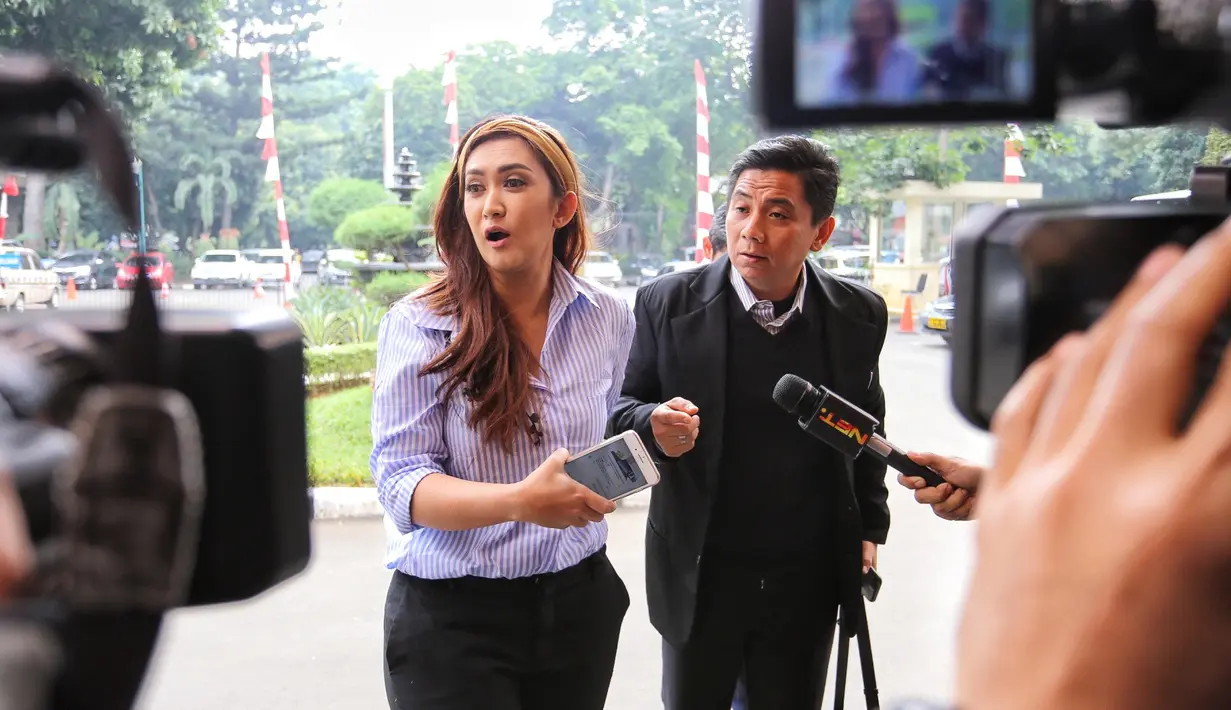 Nafa Urbach akhirnya melaporkan beberapa pemilik akun media sosial ke polisi. Didampingi kuasa hukumnya, Sandy Arifin, Nafa membuat laporan atas dugaan upaya pelaku pedofilia yang dianggap mengincar anaknya, Mikhaela Lee Juwono. (Adrian Putra/Bintang.com)