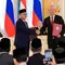Presiden Prabowo Subianto dan Presiden Rusia Vladimir Putin menyaksikan langsung prosesi pertukaran sejumlah dokumen kerja sama bilateral antara pemerintah Indonesia dan Rusia. (Foto: Muchlis Jr - Biro Pers Sekretariat Presiden)