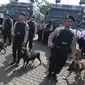 Anggota Unit K-9 dengan anjing pelacak mengikuti apel kesiapsiagaan pengamanan tahap kampanye Pilkada Serentak 2017 di Silang Monas, Jakarta, Rabu (2/11). Apel bersama itu diikuti ribuan personil gabungan TNI-Polri. (Liputan6.com/Immanuel Antonius)