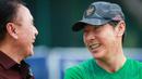 <p>Pelatih kepala Timnas Indonesia U-20, Shin Tae-yong (kanan) berbincang dengan Ketua Umum PSSI, Mochamad Iriawan saat latihan persiapan Kualifikasi Piala Asia U-20 2023 yang berlangsung di Lapangan A Gelora Bung Karno, Jakarta, Selasa (30/08/2022). (Bola.com/Bagaskara Lazuardi)</p>