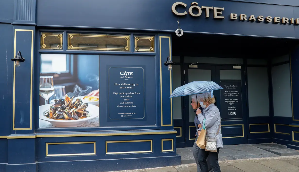 Orang-orang berjalan melewati sebuah restoran yang tutup sementara di London, Inggris, pada 13 Oktober 2020. Tingkat pengangguran Inggris melonjak ke level tertinggi dalam tiga tahun terakhir di angka 4,5 persen untuk periode Juni-Agustus 2020. (Xinhua/Han Yan)