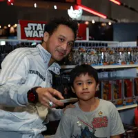 Giring dan anaknya memang penggemar berat film Starwars. Ia pernah berjanji akan mengajak sang anak untuk kunjungi Comic Con dan kebetulan ajang pameran ini digelar di Jakarta pada tahun ini. (Deki Prayoga/Bintang.com)