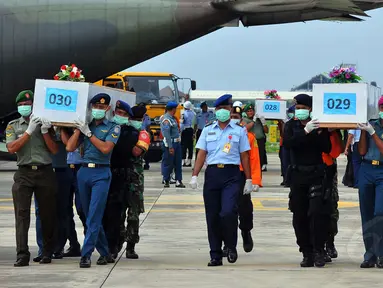 Tim SAR gabungan kembali menerima 12 jenazah korban pesawat AirAsia QZ8501 di Lanud TNI AL Juanda, Surabaya, Sabtu (3/1). (Liputan6.com/Johan Tallo)