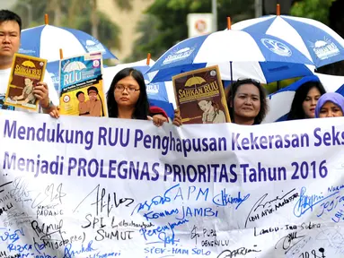 Aliansi masyarakat tolak kekerasan seksual beraksi di patung kuda, Jakarta, Selasa, (8/12). Dalam aksinya tersebut mendukung RUU penghapusan-KS untuk menjadi pembahasan dalam program Legislasi DPR RI tahun 2016. (Liputan6.com/Gempur M Surya)