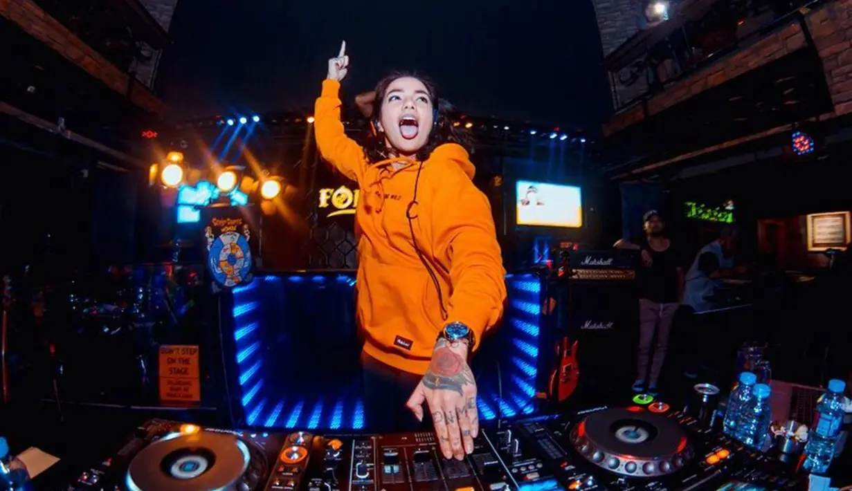 Kepopularitasannya sebagai DJ membuat pemain film 'Hantu Jeruk Purut' ini laris manis mendapat tawaran manggung di berbagai kota di Indonesia.Sukses terus untuk Sheila Marcia ya!(Liputan6.com/IG/@itssheilamj)