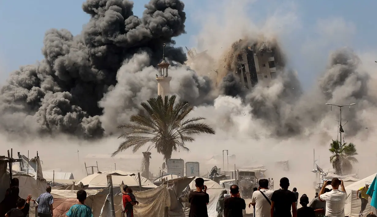 Asap membubung saat serangan Israel terhadap Menara Mushtaha di Kota Gaza pada 5 September 2025. (Omar AL-QATTAA/AFP)