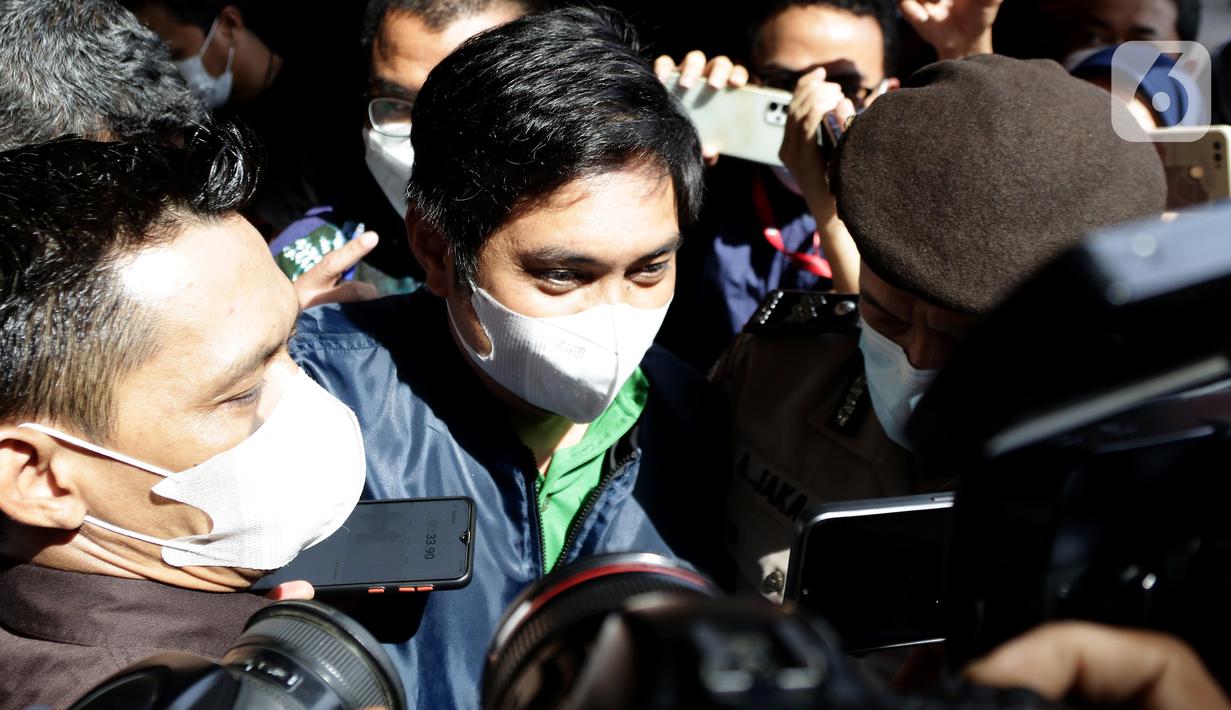 <p>Bupati Tanah Bumbu periode 2010-2015 dan 2016-2018 yang juga kader Partai Demokrasi Indonesia Perjuangan (PDI-P), Mardani H. Maming saat tiba di Gedung KPK, Jakarta, Kamis (28/7/2022). Sebelumnya, KPK menetapkan Mardani H Maming masuk dalam Daftar Pencarian Orang (DPO) terkait kasus dugaan suap dan gratifikasi izin usaha pertambangan di Kabupaten Tanah Bumbu, Kalimantan Selatan. (Liputan6.com/Helmi Fithriansyah)</p>